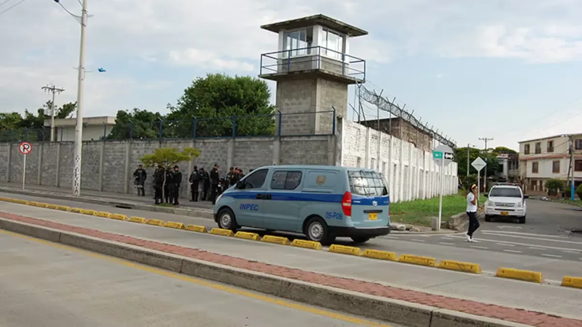 Las autoridades buscan esclarecer los ataques a los establecimientos penitenciarios sin heridos reportados.