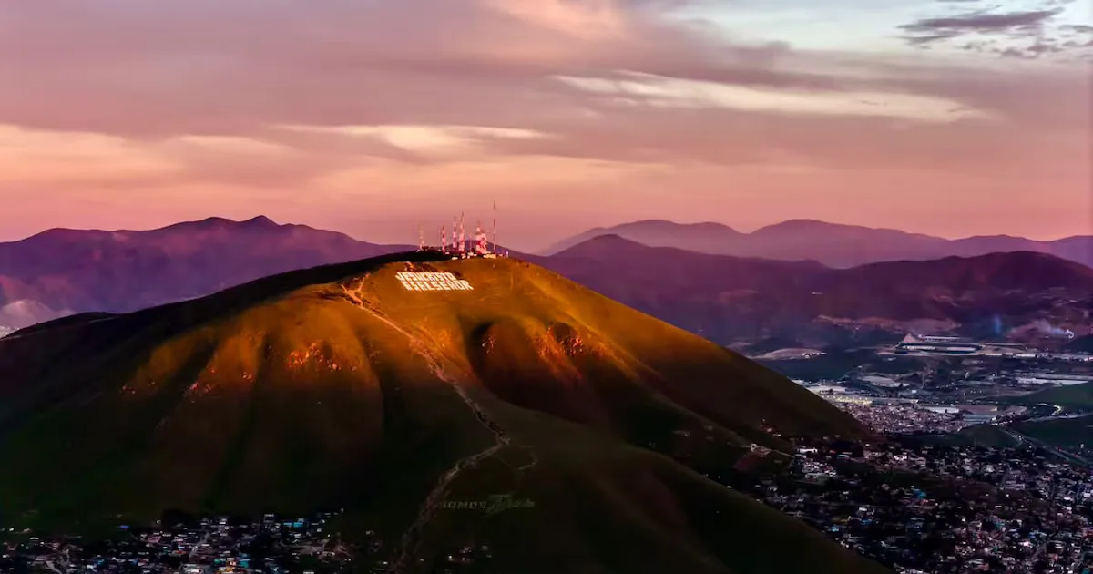 Atardecer invernal sobre el Cerro Colorado en Tijuana el 27 de enero.