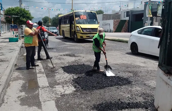 El Ayuntamiento realiza trabajos de bacheo y reparación de vialidades tras las recientes lluvias en la zona.