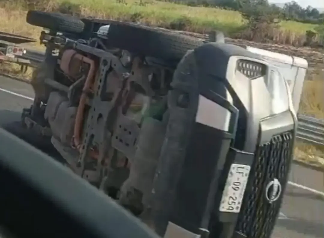 Atención médica a un joven tras volcadura en la Autopista Siglo XXI.