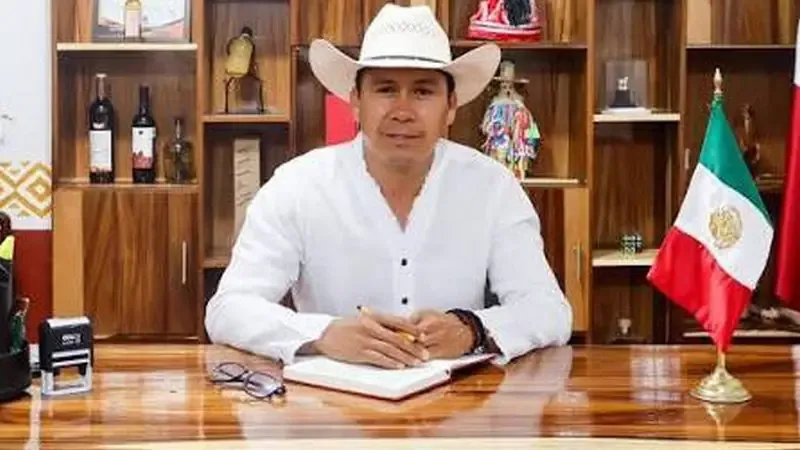 El presidente municipal César Figueroa y otro funcionario son atacados por desconocidos.