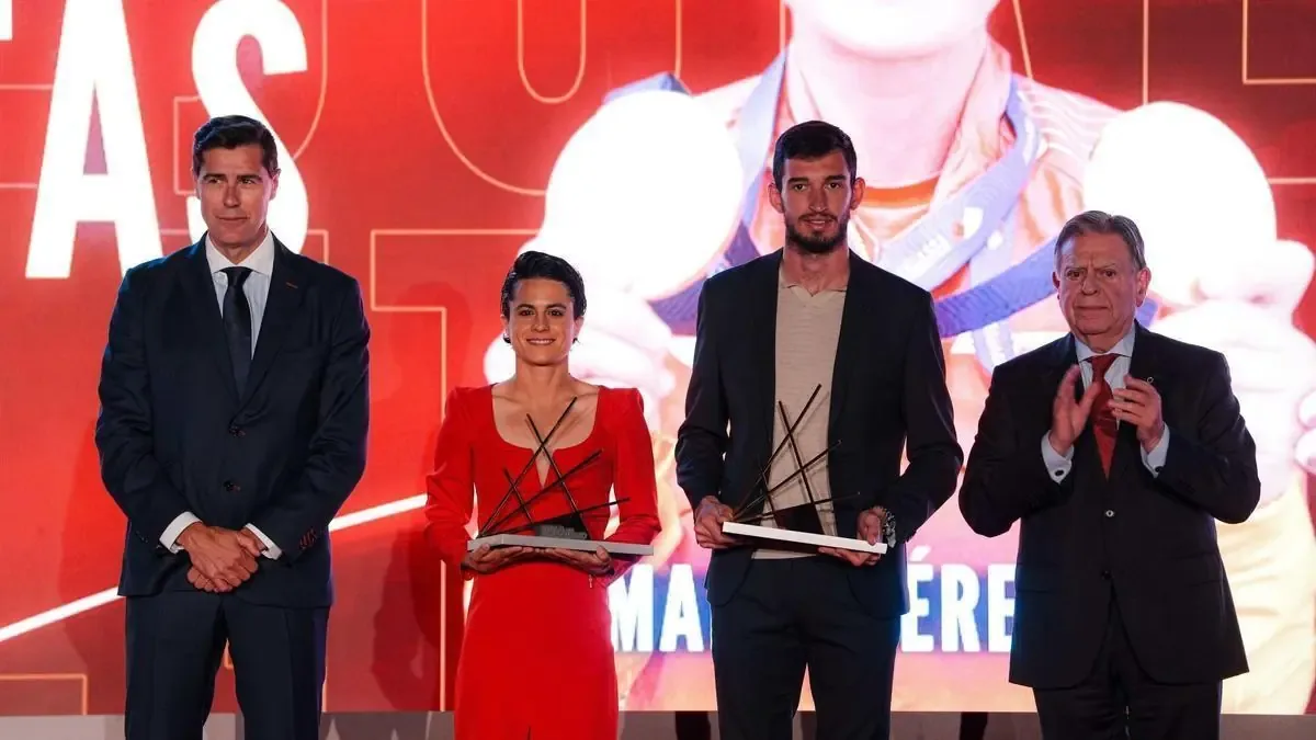 Atletas valencianos destacan en la Gala del Atletismo Español al recibir premios por su excepcional desempeño en la temporada.