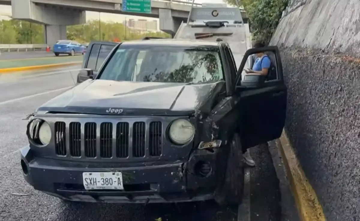 Dos periodistas resultaron heridos al ser atropellados por una camioneta en pleno trabajo informativo en Monterrey.