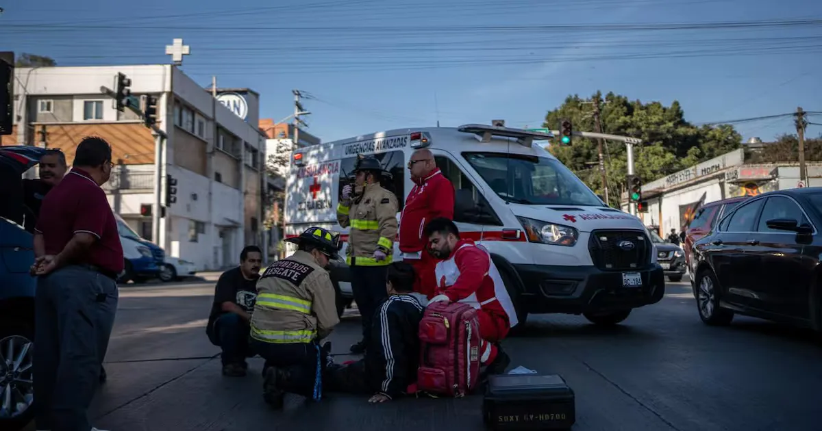 "Atropello en Tijuana; adulto mayor es trasladado al hospital en estado estable."