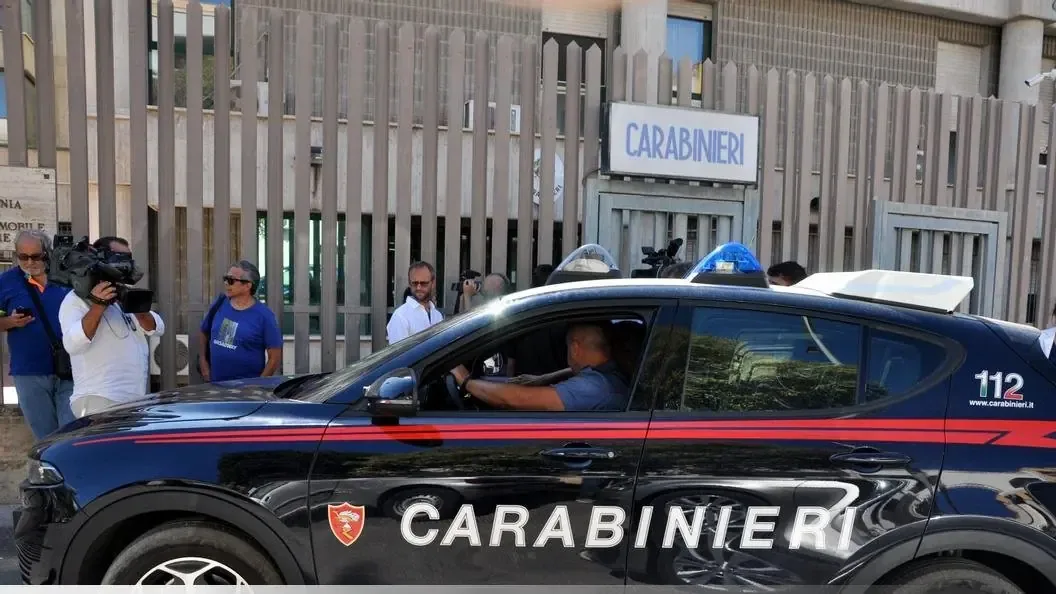 Un hombre embiste a peatones y apuñala a un transeúnte en Italia.
