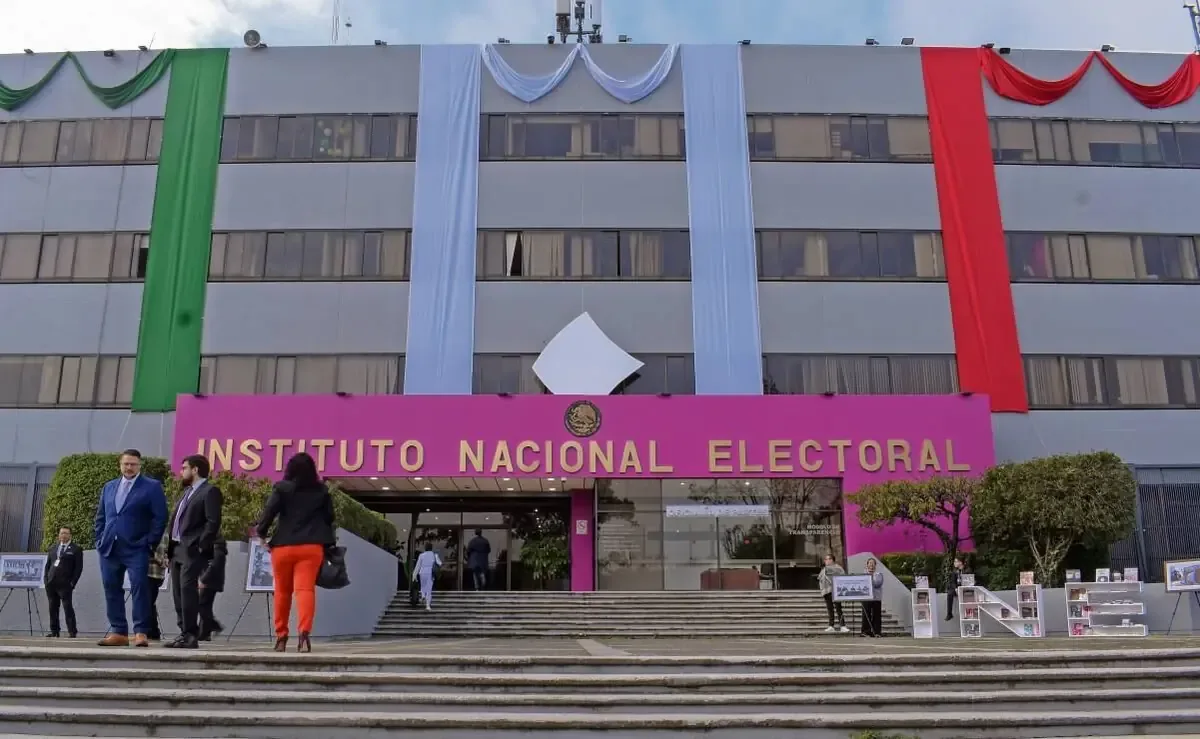 La investigación abarca contratos con empresas fantasma y pagos a funcionarios activos.