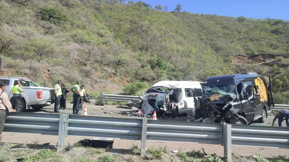 Un accidente vehicular dejó además 14 personas heridas en la supercarretera.