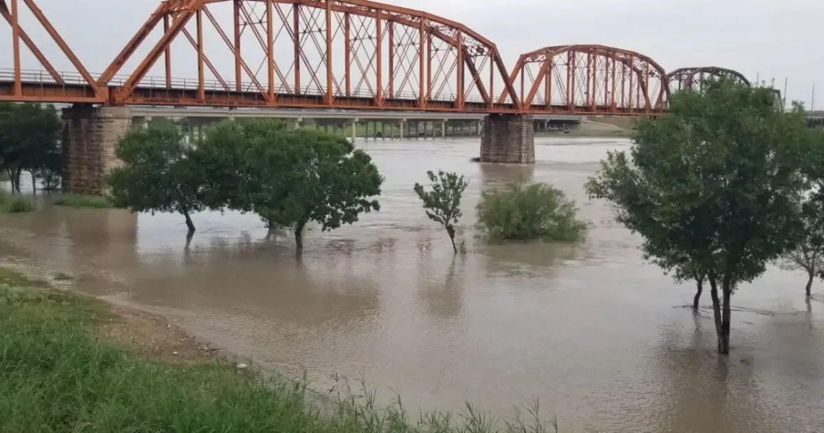 Las autoridades de Coahuila alertan sobre el creciente caudal del Río Bravo tras intensas lluvias.