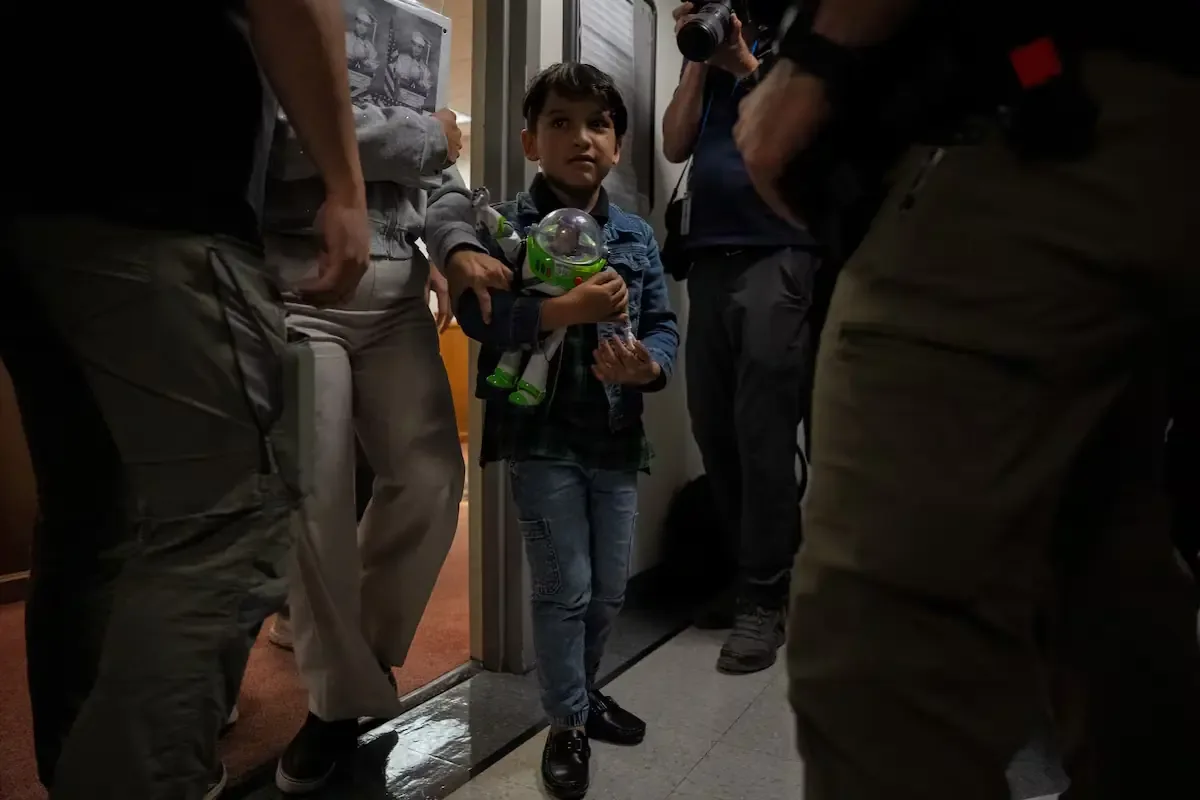 Investigaciones revelan el impacto severo de la detención en el desarrollo infantil.
