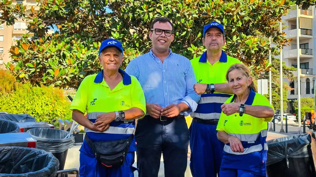 Municipios de España implementan pulseras inteligentes para proteger a sus empleados expuestos al sol.
