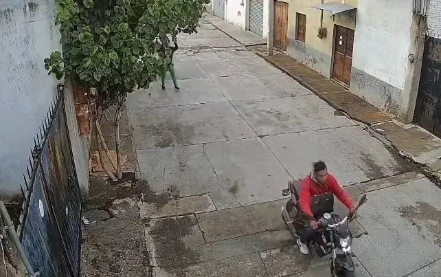 Un asalto a mano armada en un barrio local reaviva la preocupación por la seguridad en la zona.