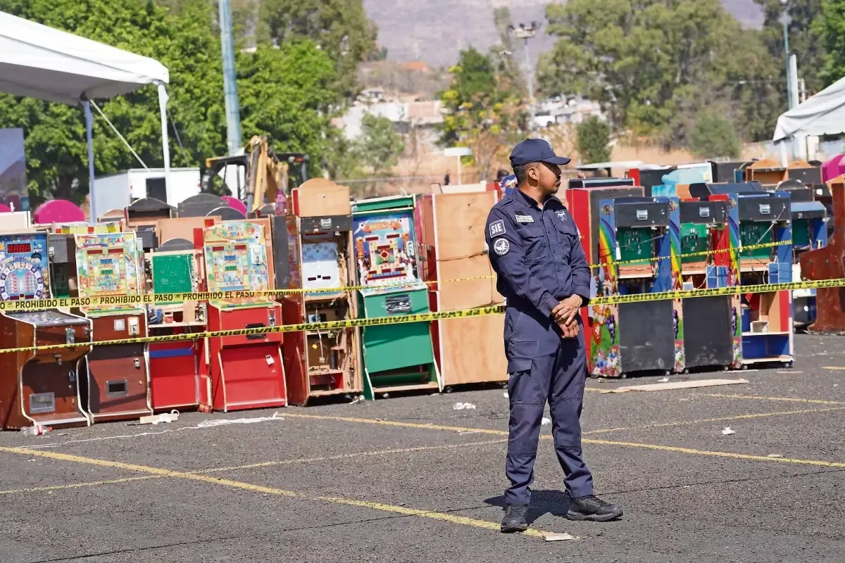 Grupos criminales extorsionan a comerciantes, convirtiendo el juego en un problema social.