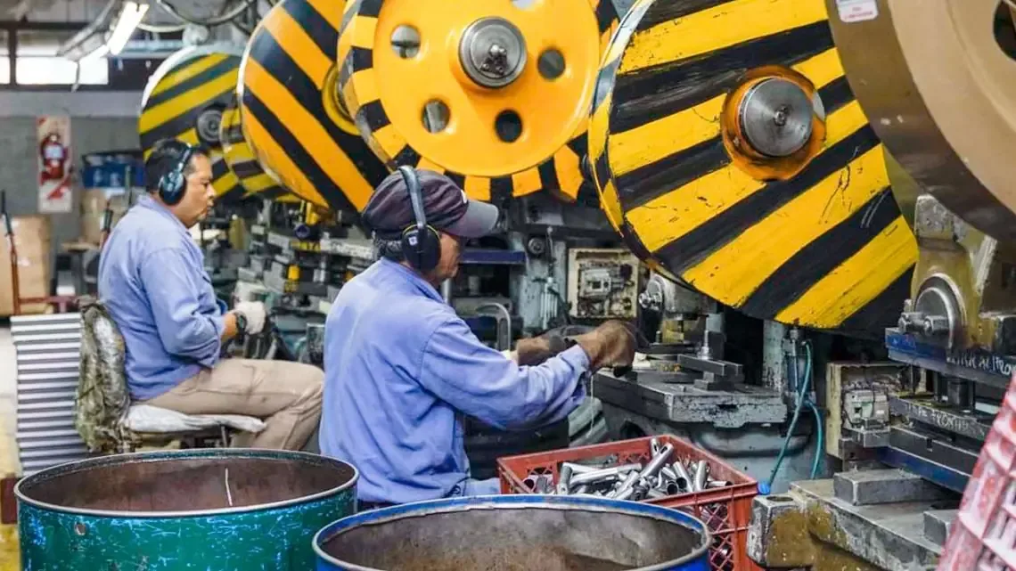 Las fábricas enfrentan recortes laborales debido a la escalada de precios de la energía y posibles cortes de suministro.