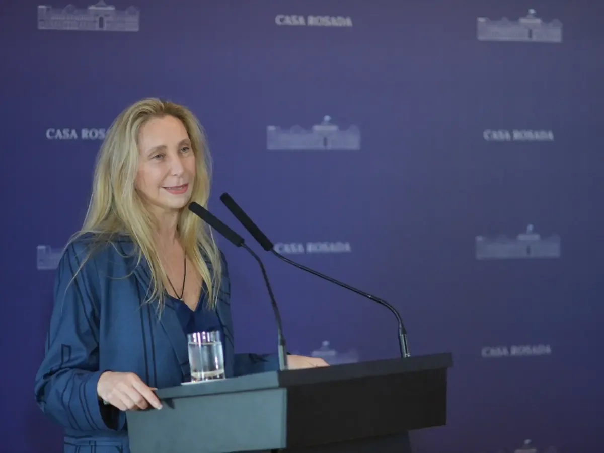La secretaria General de la Presidencia enfrenta acusaciones de malversación por la contratación de una amiga personal.