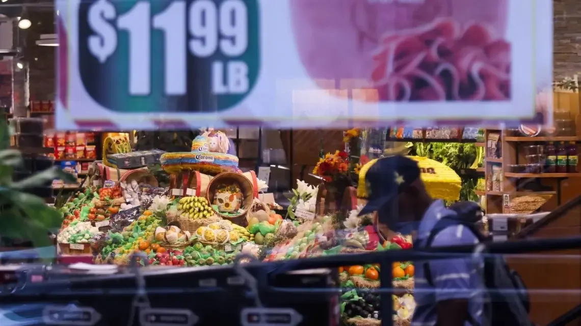 El incremento en los precios de alimentos afecta a los hogares estadounidenses, justo antes de las elecciones legislativas.