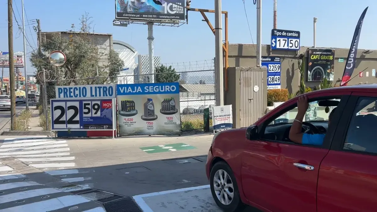 Aumento de precios en EE.UU. motiva a conductores a llenar sus tanques en México.