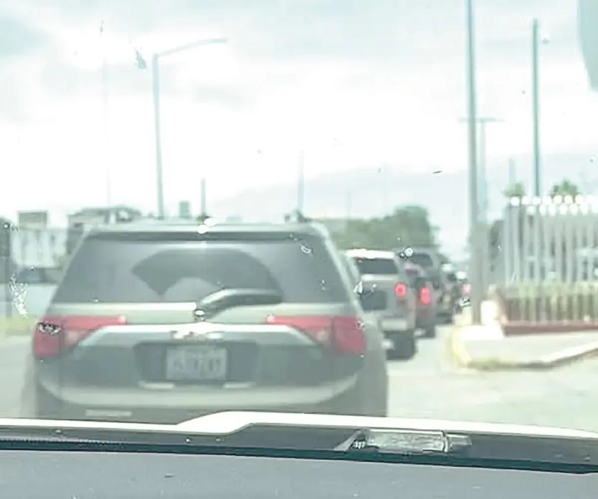 Las festividades en EUA provocan largas filas en el puente internacional hacia México.