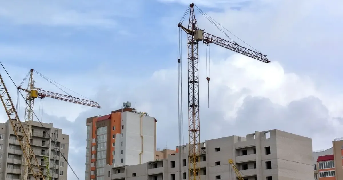 Aumento en la inversión de construcción en México a pesar de caídas en otros sectores.