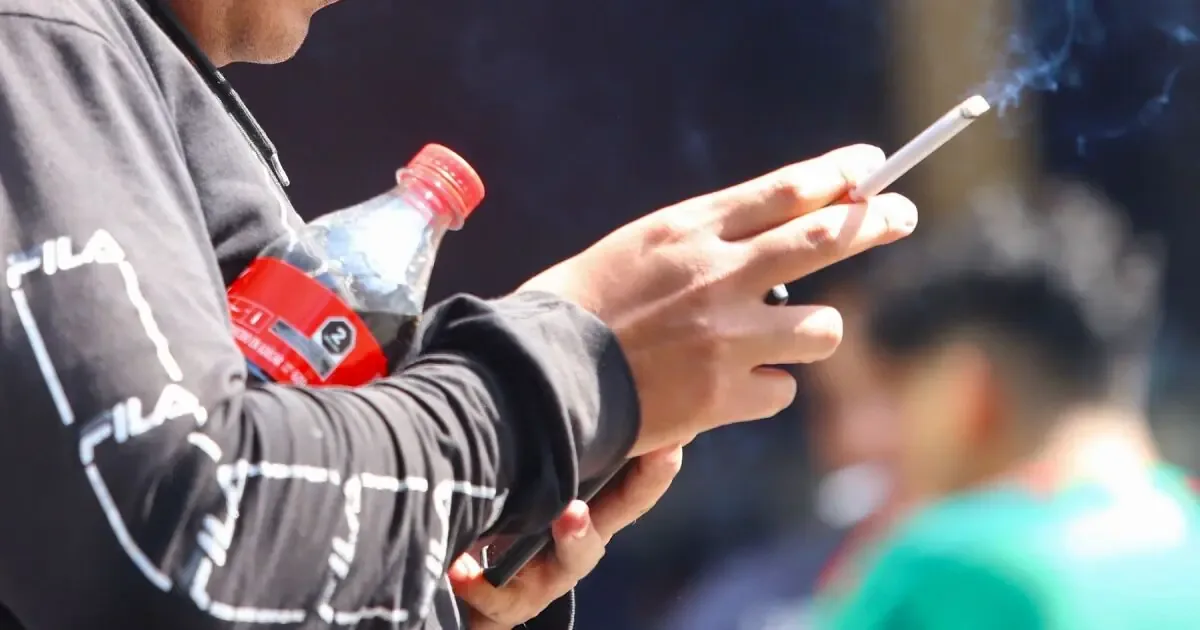Aumento en precios de refrescos y tabaco impulsa la inflación en enero, afectando la economía familiar.