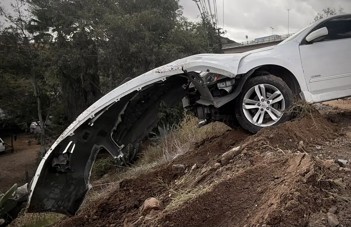 Un automóvil cayó a un barranco tras una maniobra evasiva; no hubo heridos.