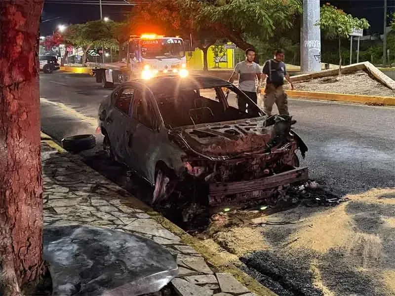Un vehículo particular se incendió por una falla mecánica sin dejar heridos en Tuxtla Gutiérrez.