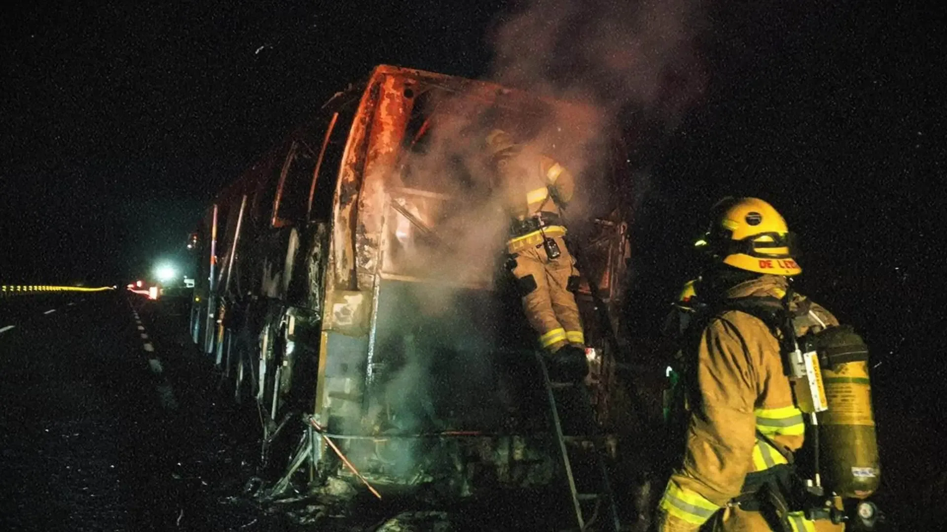 Autobús de pasajeros afectado por incendio en la carretera Tijuana-Ensenada.