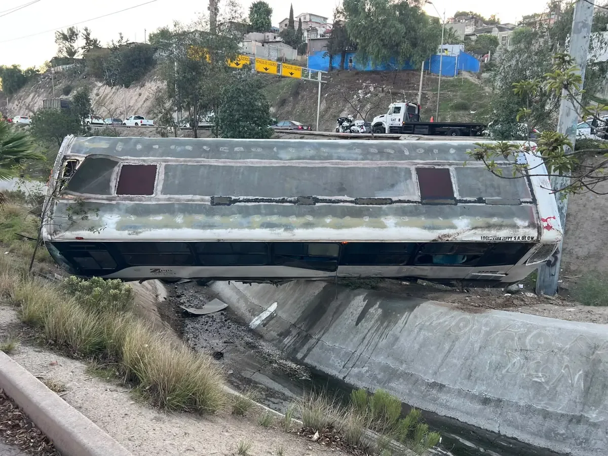 El accidente ocurrió esta mañana y llevó al conductor a un hospital con lesiones leves.