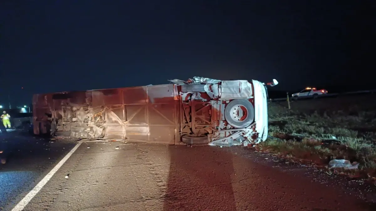 Autobús volcado en la carretera a Celaya, afectando a peregrinos.