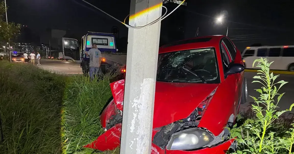 Un accidente en el periférico de Saltillo genera daños materiales y moviliza a los cuerpos de auxilio.