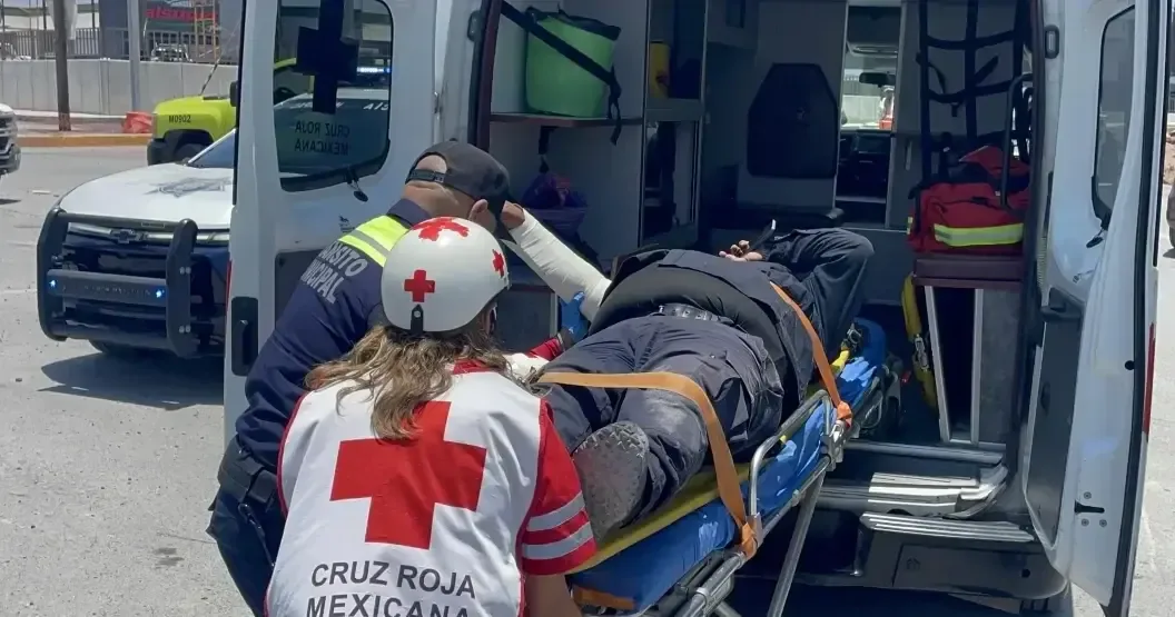 Un oficial resultó herido tras ser atropellado por un conductor que huyó del lugar.