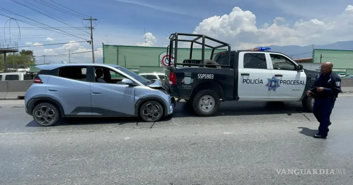 Un joven de 20 años causó un accidente al no frenar a tiempo en el periférico de Saltillo.
