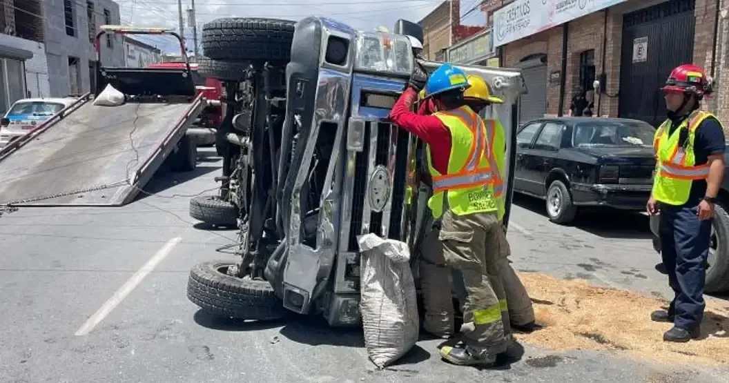 Accidente en el centro de Saltillo involucra a siete vehículos y atención de paramédicos.