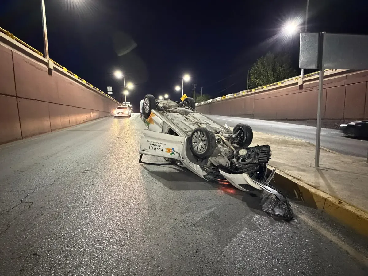 Un choque en La Cantera dejó un vehículo volcado, pero la conductora salió sin lesiones.