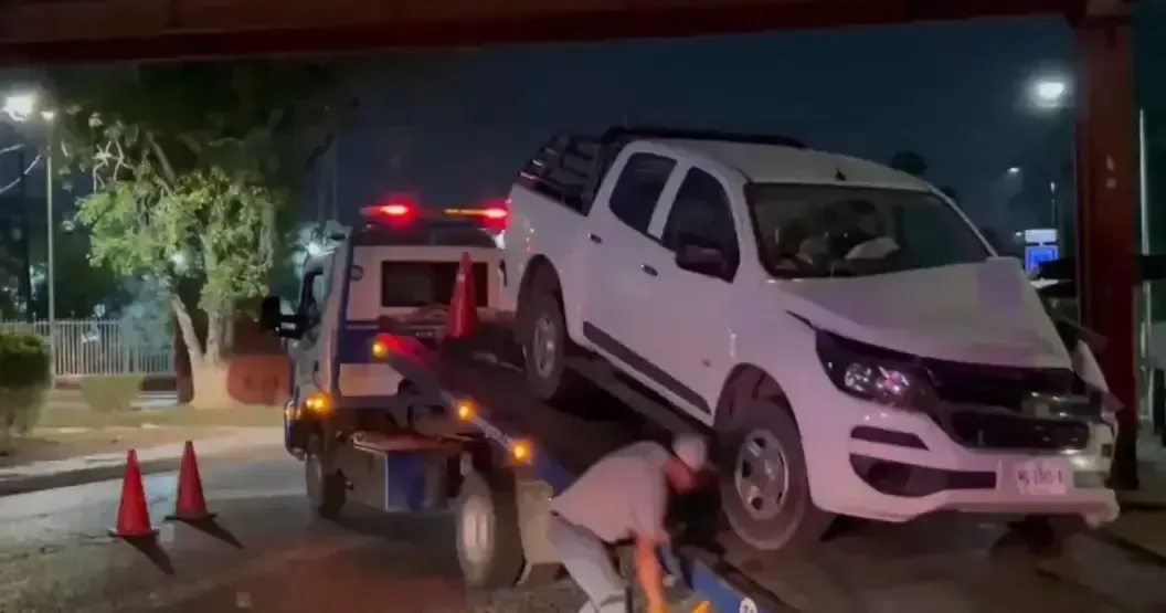 El accidente ocurrió en la madrugada y el conductor resultó ileso.