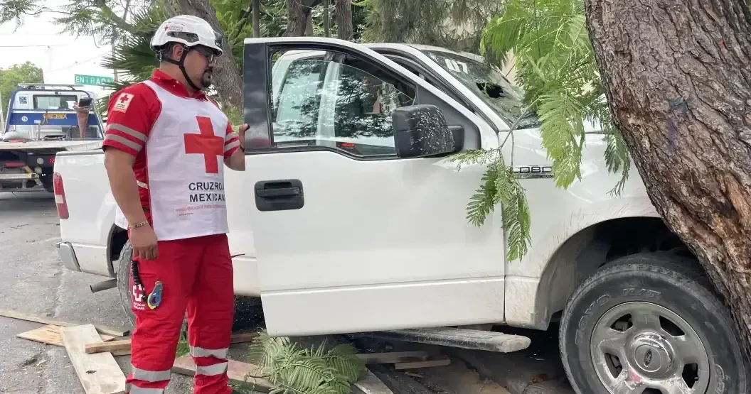 Un hombre resultó herido tras perder el control de su camioneta en la colonia República Poniente.