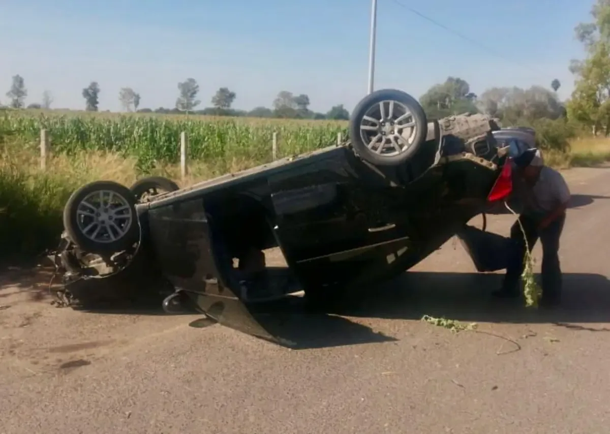 La automovilista trató de recuperar el control, pero terminó volcada con algunas lesiones.