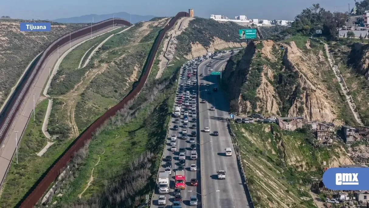 Automovilistas enfrentan congestión vehicular tras choque en Playas de Tijuana.