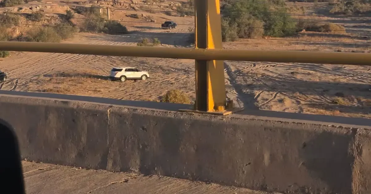 Conductores evitan filas en la caseta cruzando por un camino no regulado.
