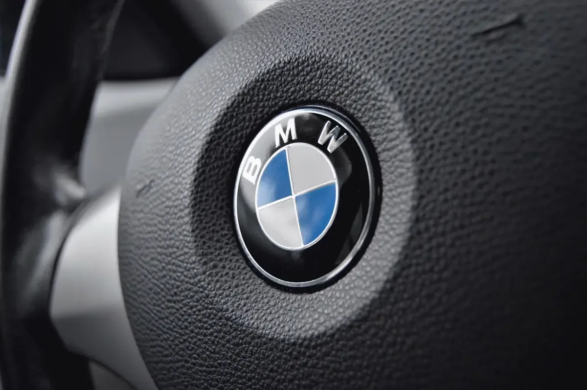 Un fuerte choque en Berriozábal con un BMW y un tráiler dejó al automovilista con solo lesiones menores.
