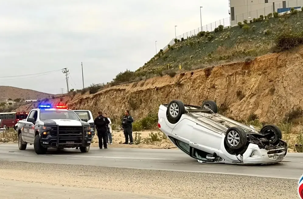 Un accidente en el Corredor 2000 dejó a una mujer sola; su madre la retiró del lugar al no poder conducir.