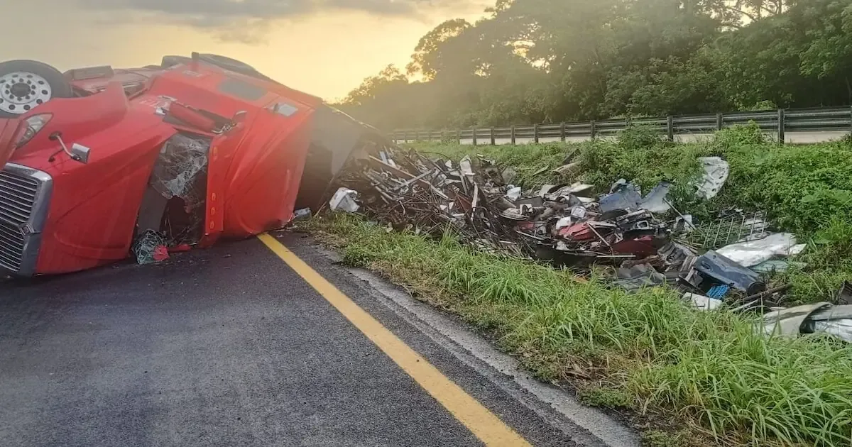 Lesión a conductores que viajan por autopistas mexicanas este viernes por varios accidentes.