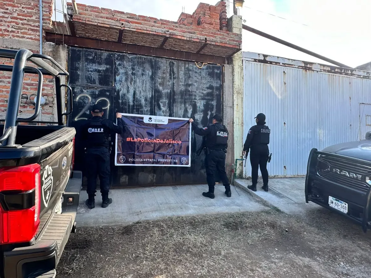 Autoridades aseguran vehículos con reporte de robo en operativo en Jalisco.