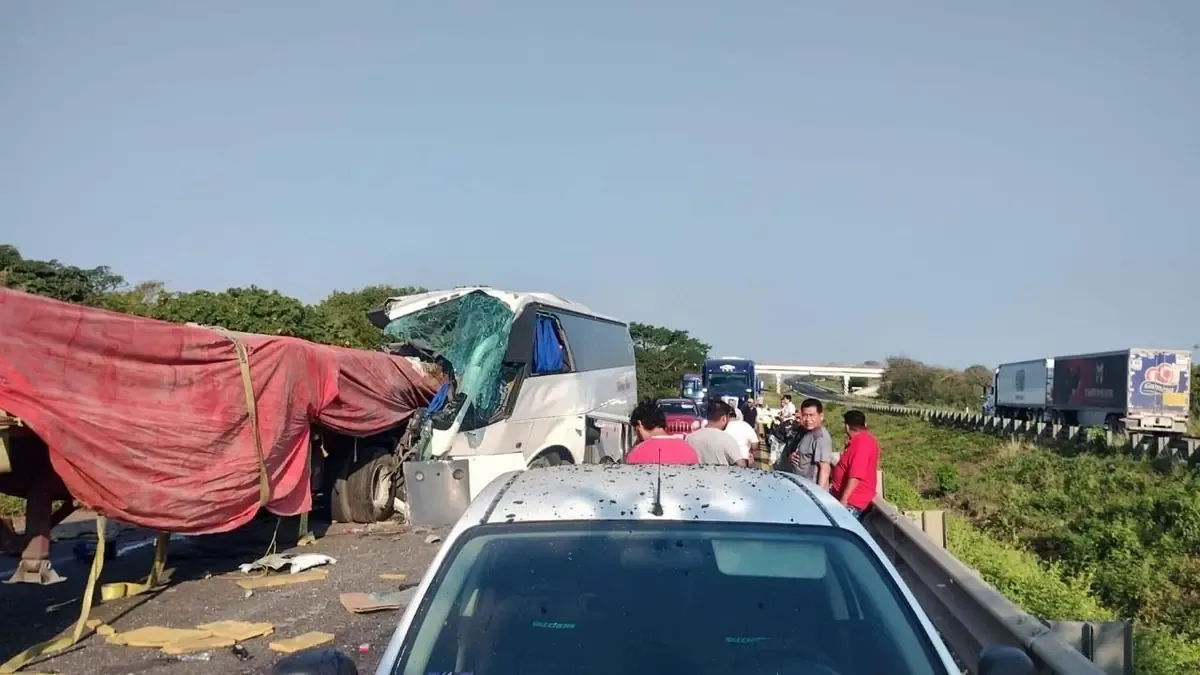 Autoridades brindan asistencia a víctimas y familiares del trágico percance.