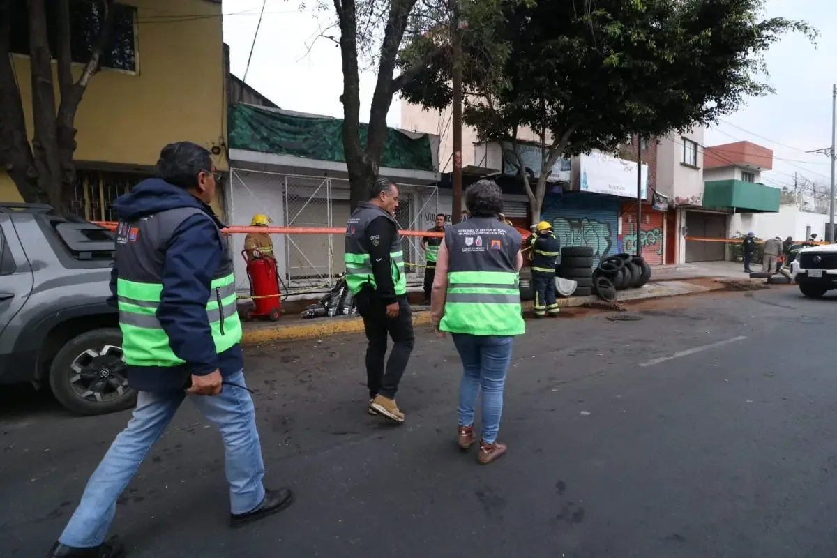 Autoridades clausuran la toma clandestina de turbosina en Azcapotzalco, CDMX.