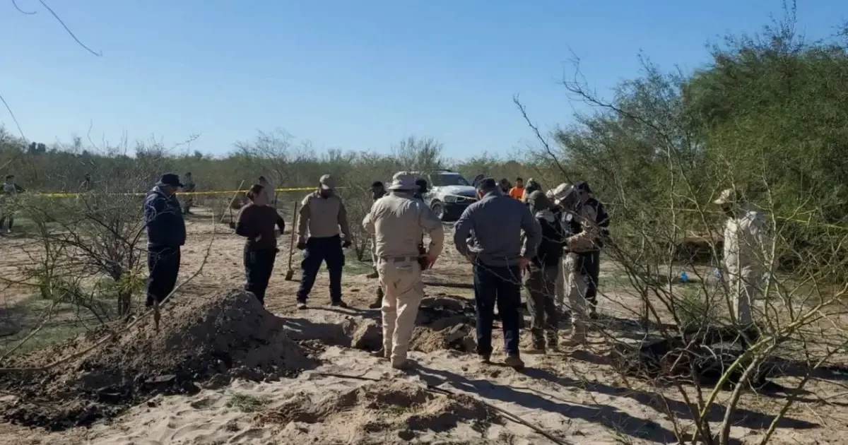 Autoridades de Baja California realizan excavaciones en una fosa clandestina en Mexicali.