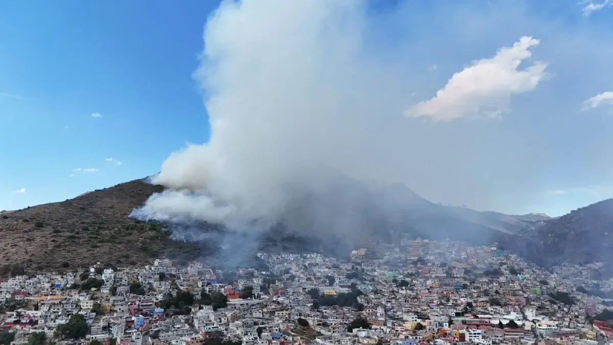 Autoridades de Protección Civil monitorean el incendio en Pachuca, Hidalgo.