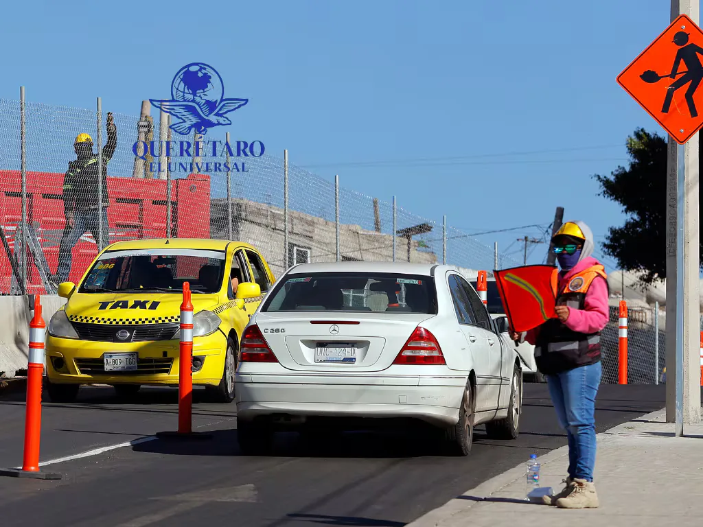 Autoridades de Querétaro monitorean tráfico en Avenida Corregidora Norte.