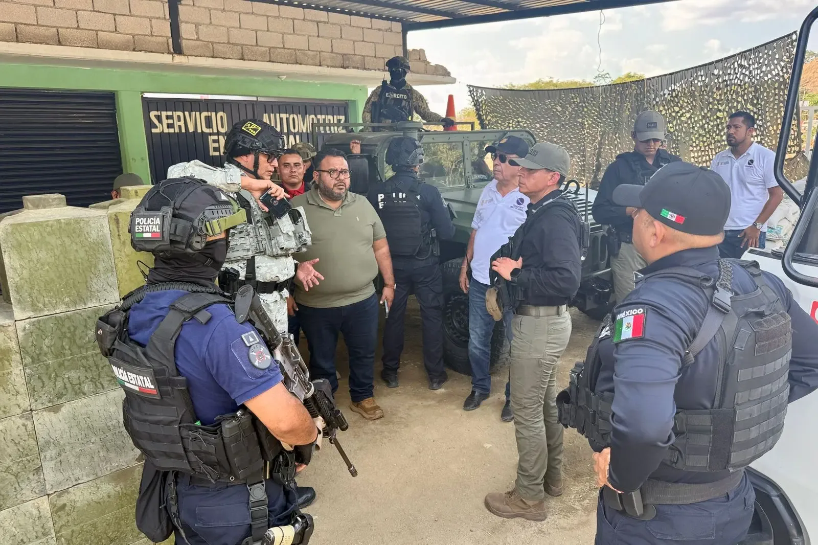 Autoridades del Gobierno de Guerrero durante un recorrido en Costa Chica.