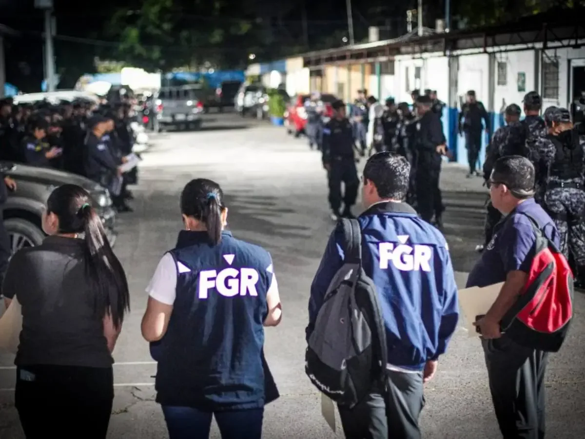 Autoridades desarticulan una estructura criminal en el área metropolitana de San Salvador, capturando a 17 individuos.