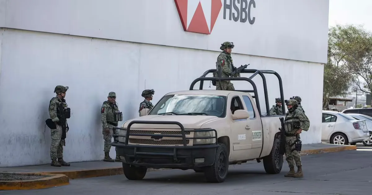 Autoridades despliegan operativo tras asalto a HSBC en Tijuana.